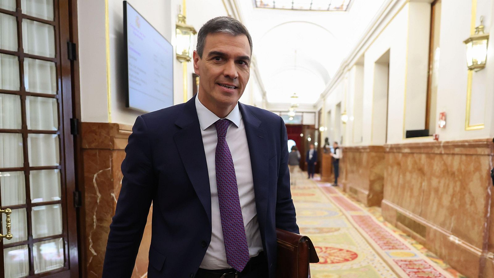 El presidente del Gobierno, Pedro Sánchez, sale tras intervenir en el pleno del Congreso de los Diputados