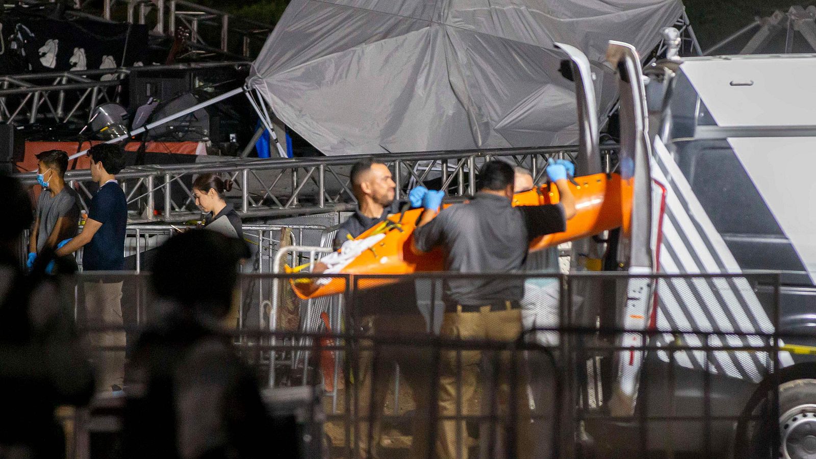 Personal forense traslada un cuerpo tras el derrumbe de un escenario durante un mitin de campaña de Jorge Álvarez Maynez.