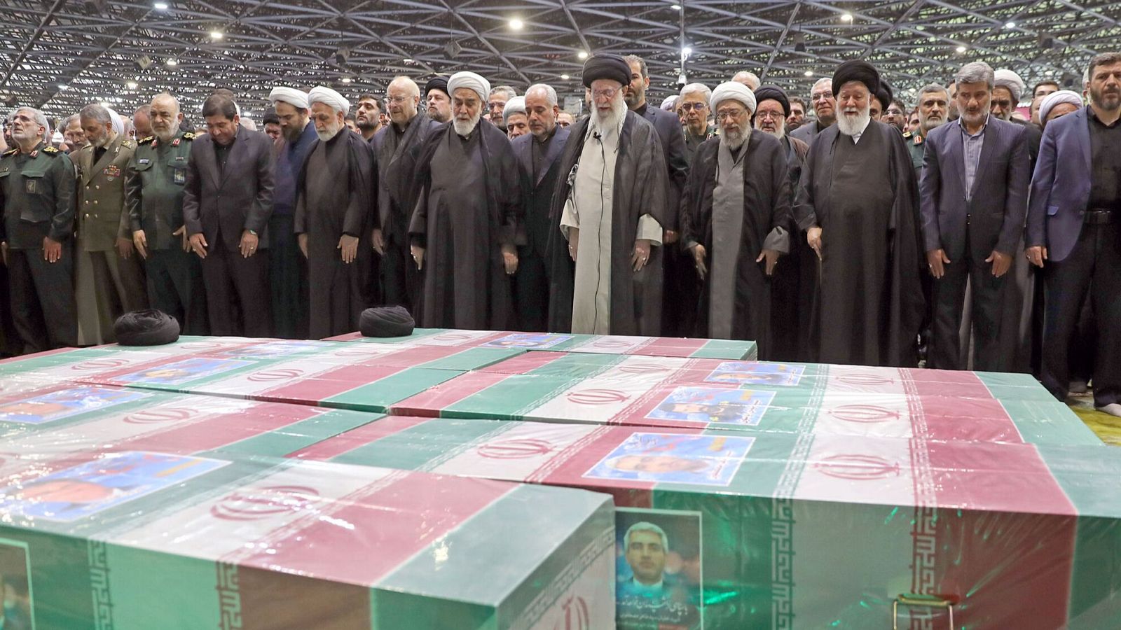 El líder supremo de Irán preside el acto de conmemoración al fallecido presidente Raisí