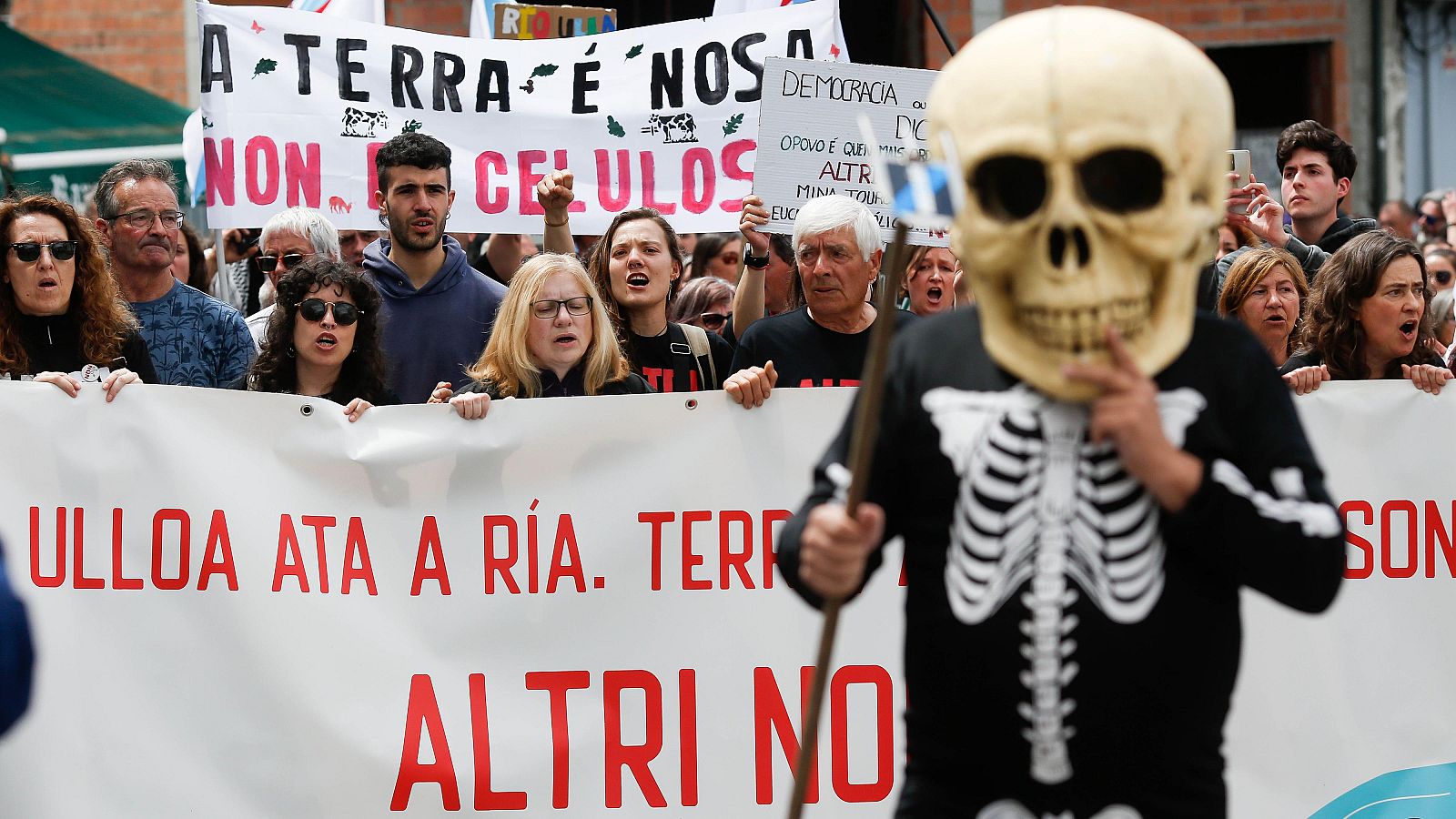 Multitudinaria protesta en Palas de Rei contra la macrocelulosa de Altri
