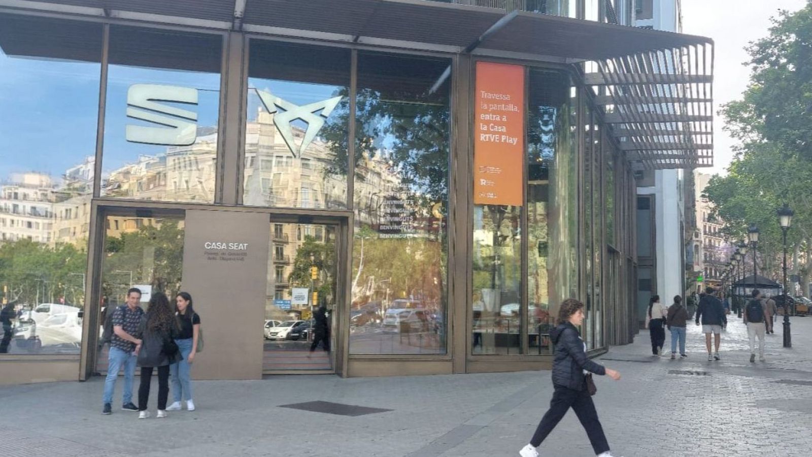 A la Casa RTVE Play pots conèixer moltes més possibilitats de la plataforma i fer-te fotos i vídeos amb platós de televisió