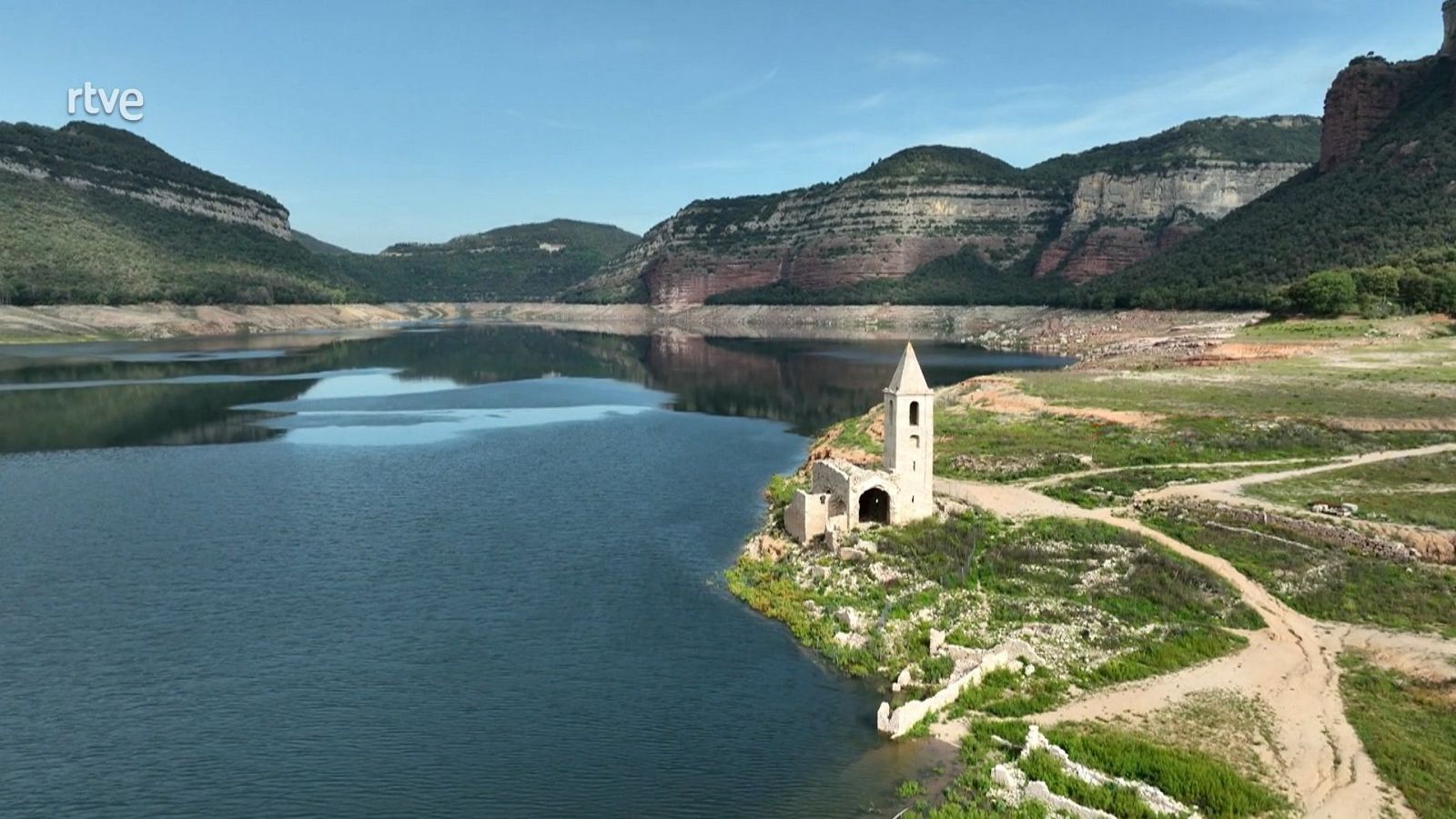 Imatge del campanar de Sau que torna a estar envoltat d'aigua