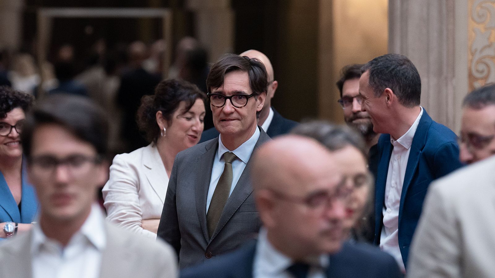 El líder del PSC, Salvador Illa, en una foto de familia amb els diputats socialistes al Parlament el passat 21 de maig