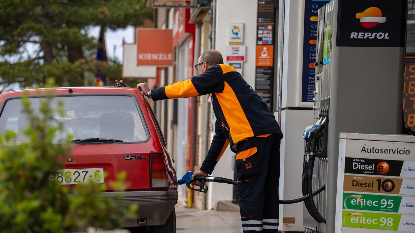 Un vehículo reposta combustible en una gasolinera