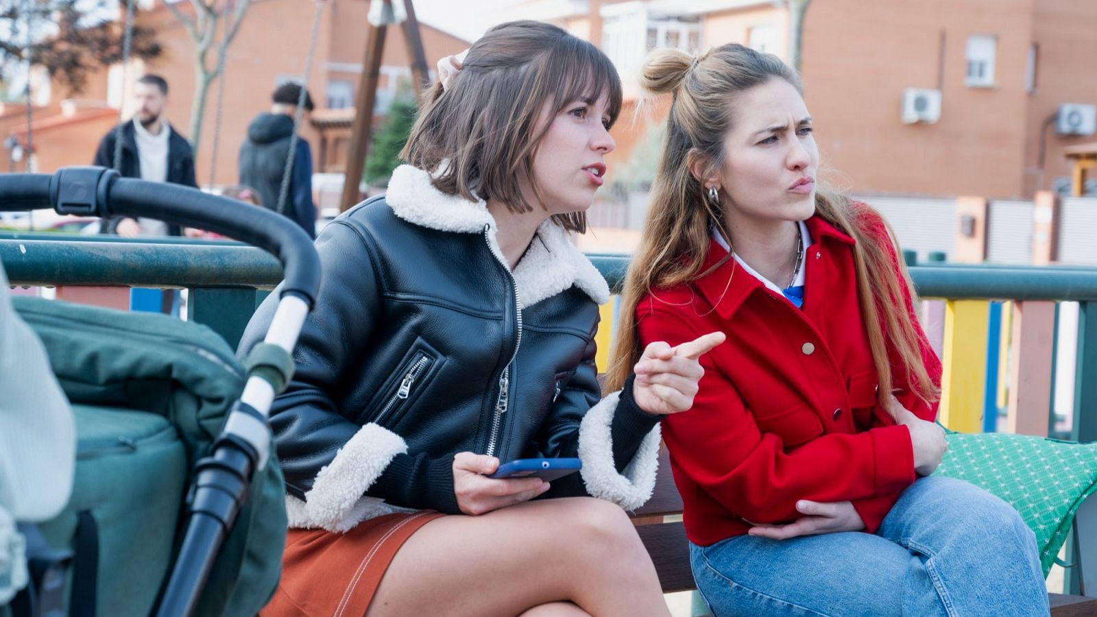 '4 estrellas' | Luz y Vir se han hecho amigas cuidando de sus hijos en el parque