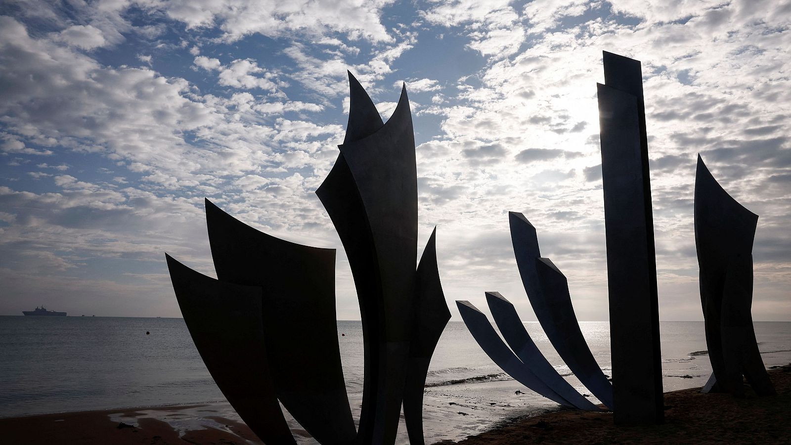 El monumento "Los Bravos" en honor a los soldados aliados caídos durante el desembarco de Normandía