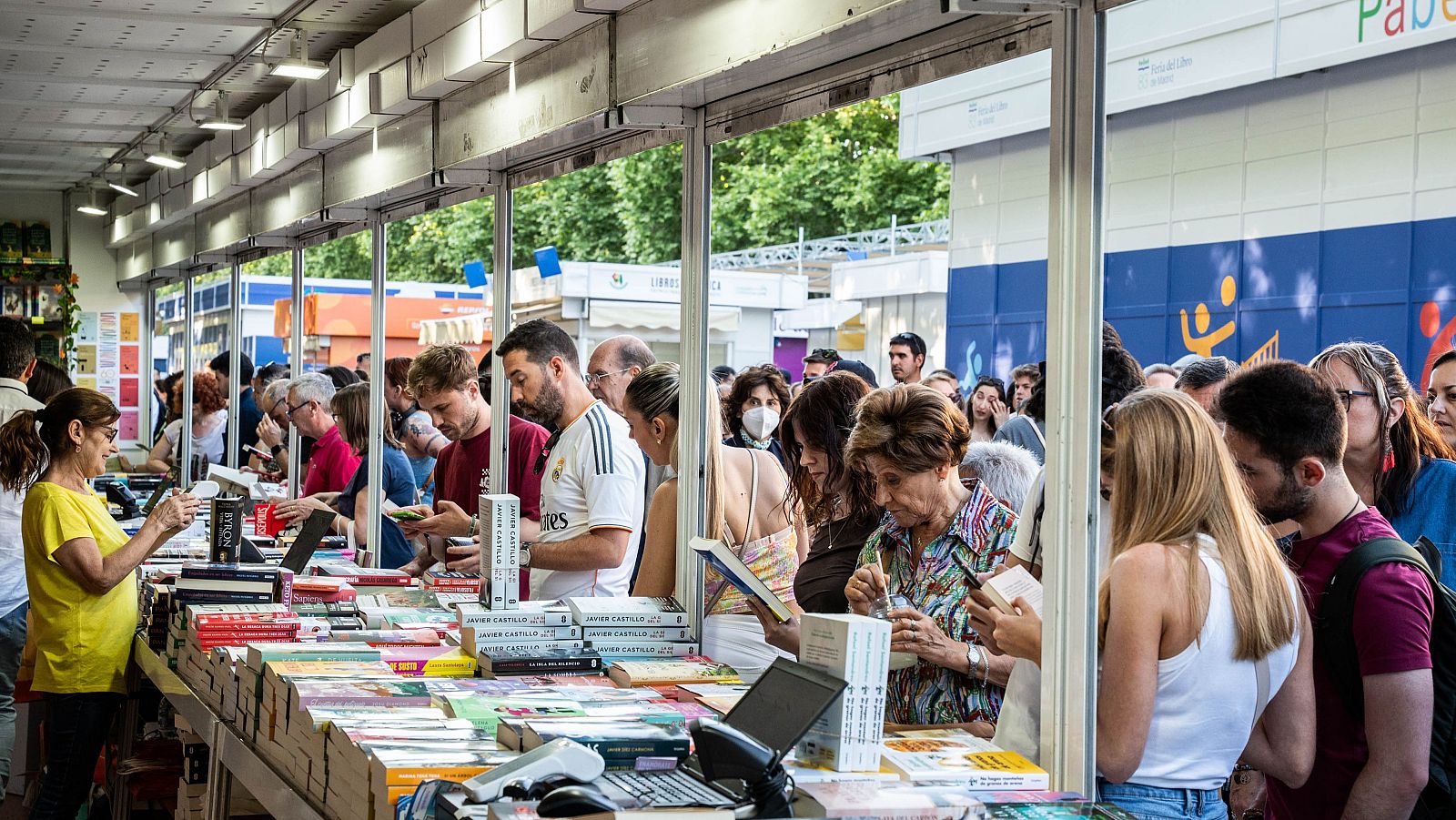 Lectores en la Feria del Libro de Madrid