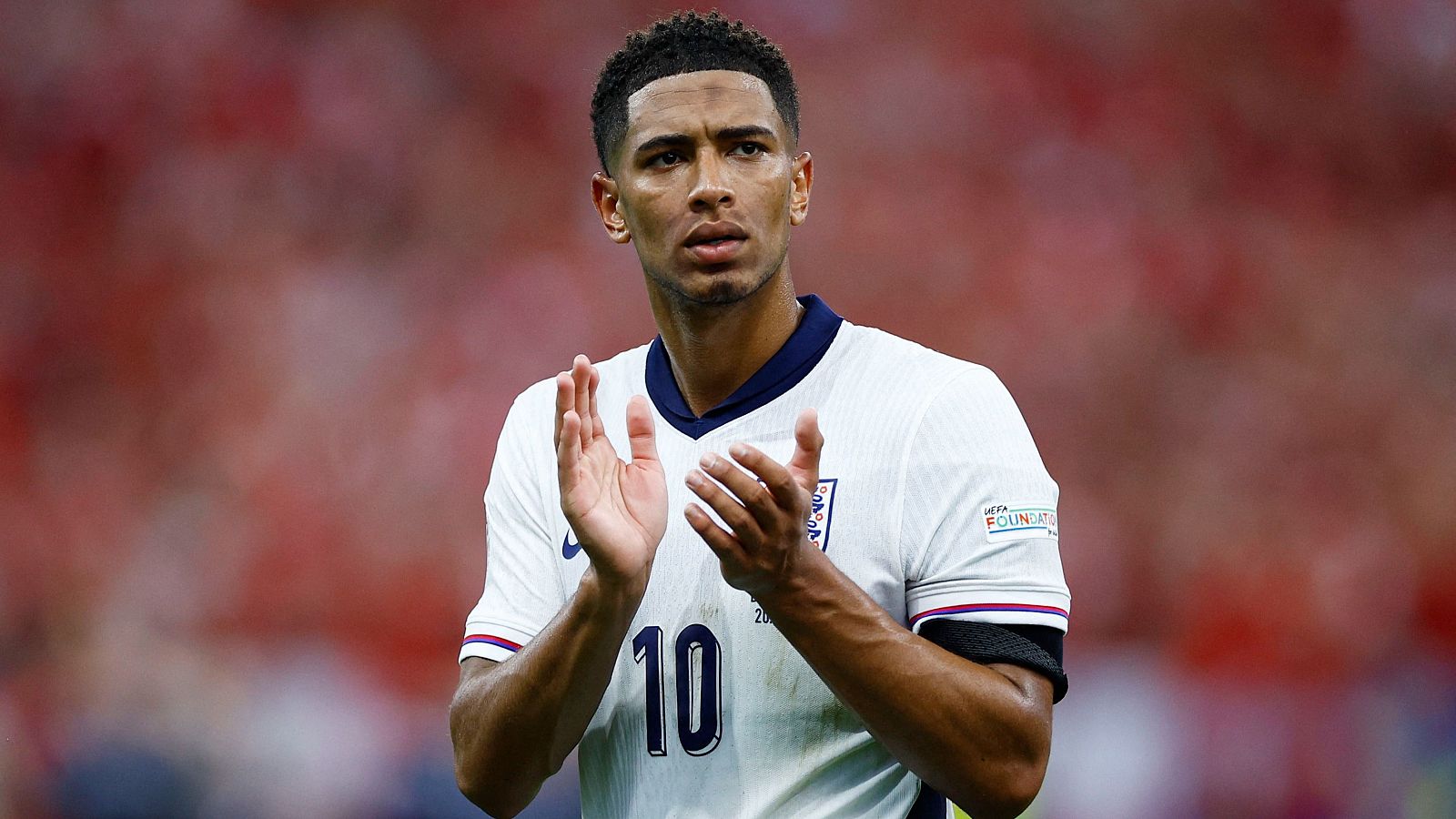 Jude Bellingham durante el partido Inglaterra - Dinamarca de la Eurocopa 2024.