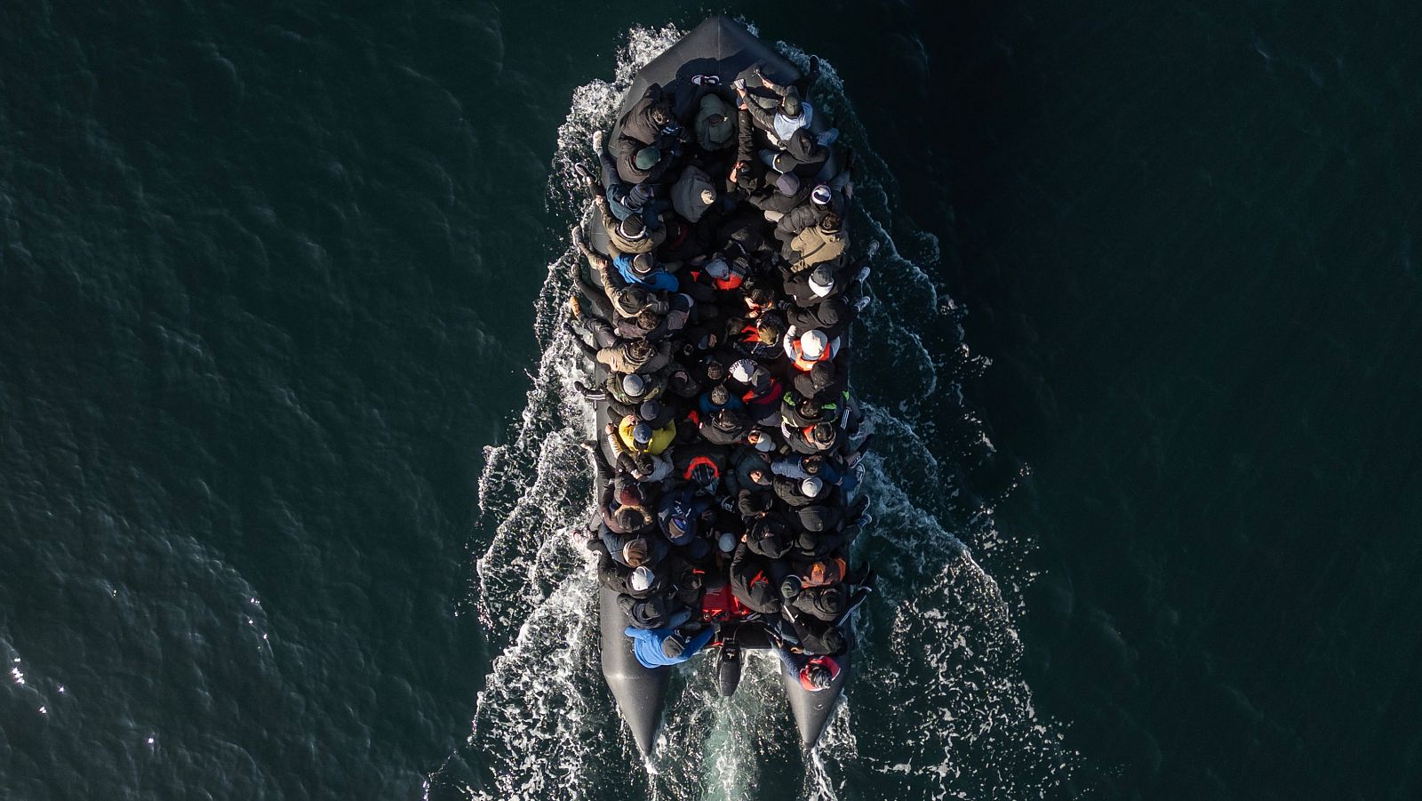 Un bote inflable que transporta a unos 65 inmigrantes cruza el Canal de la Mancha el 6 de marzo de 2024