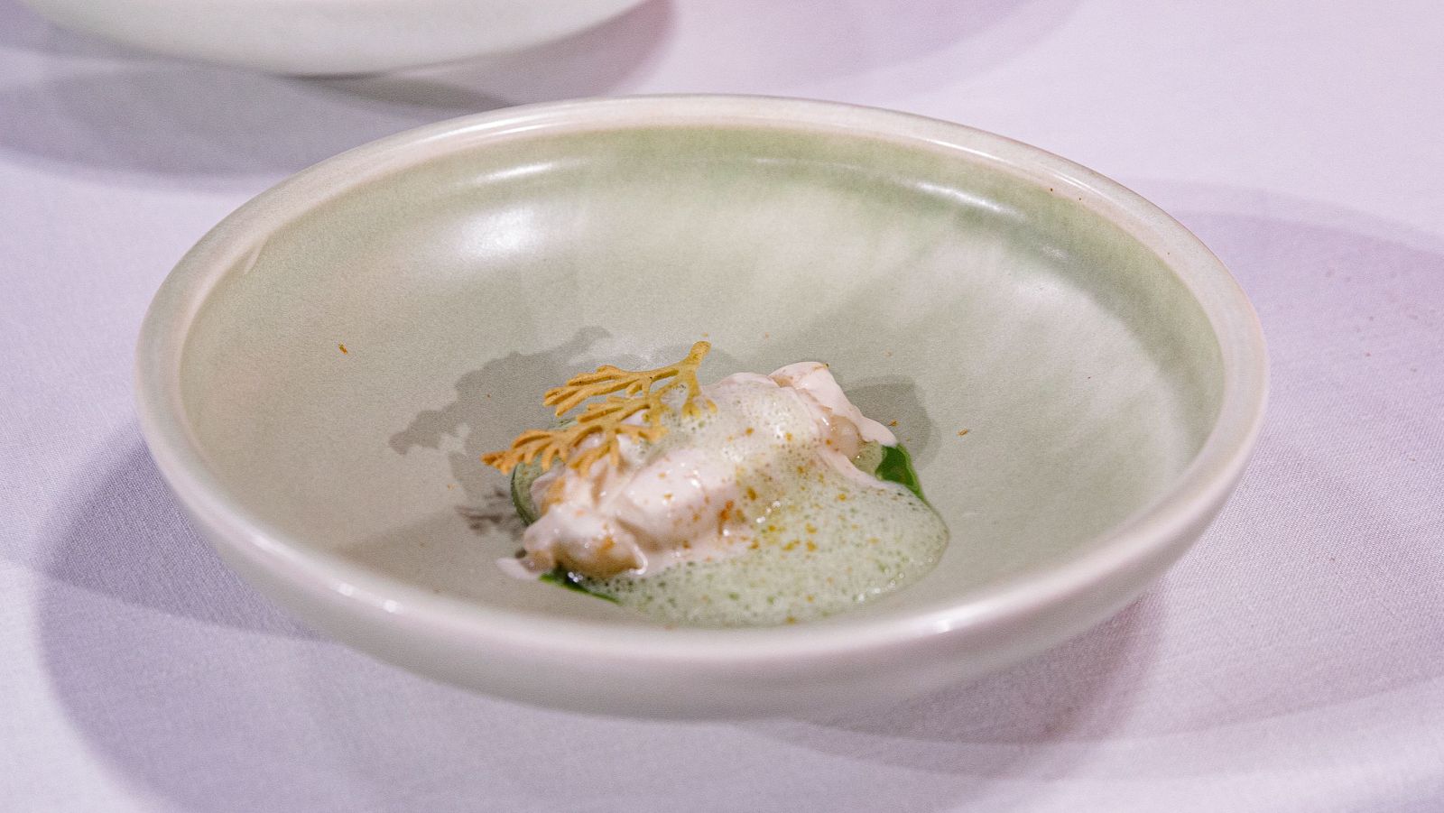 Receta de Merluza con pilpil de sus proteínas y romana vegetal