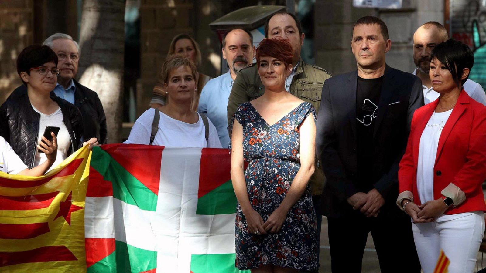 El dirigente de Bidlu, Arnaldo Otegi (2d), en la ofrenda floral de Bildu al monumento a Rafael Casanova con motivo de la celebración de la Diada.