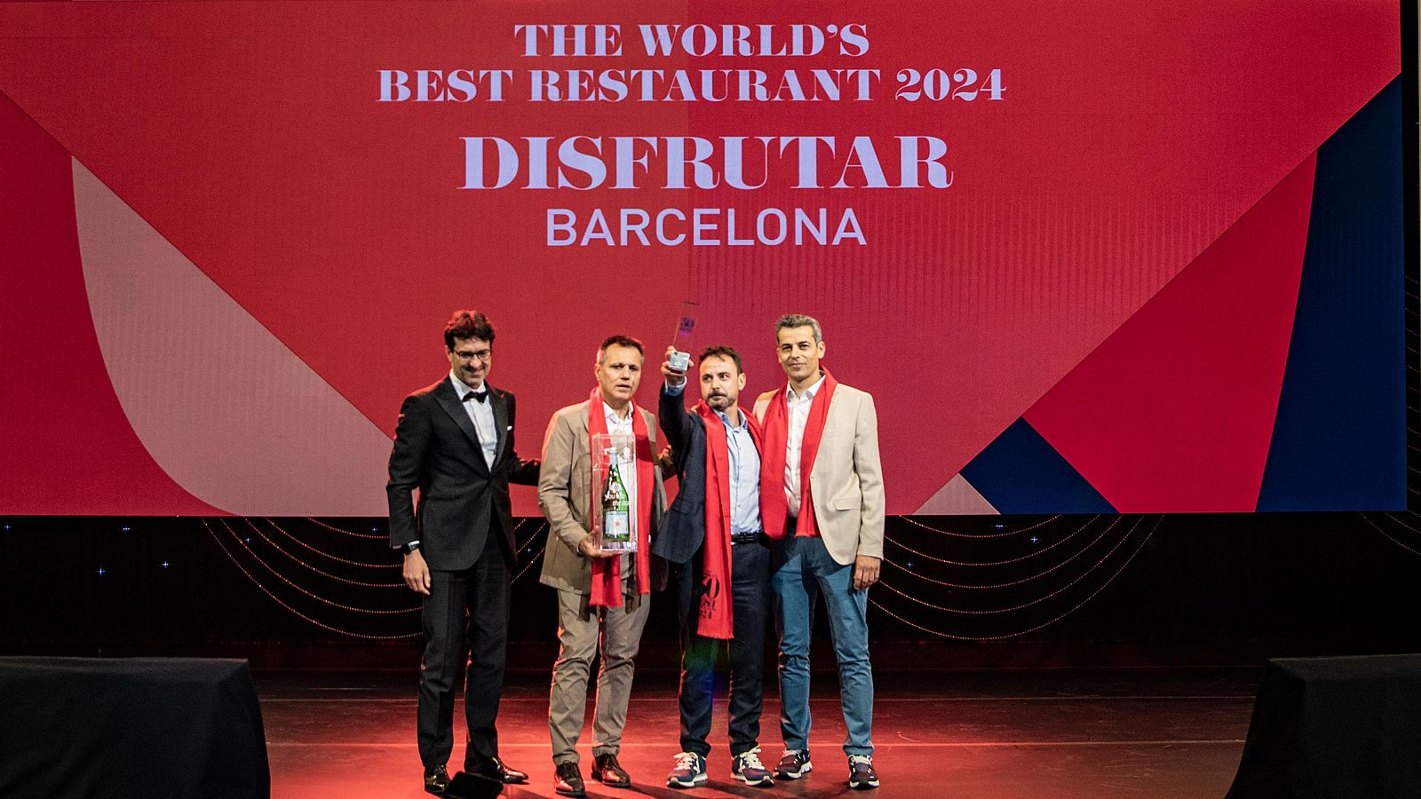 Visiblement emocionats, els tres xefs han pujat a l'escenari a recollir el guardó.