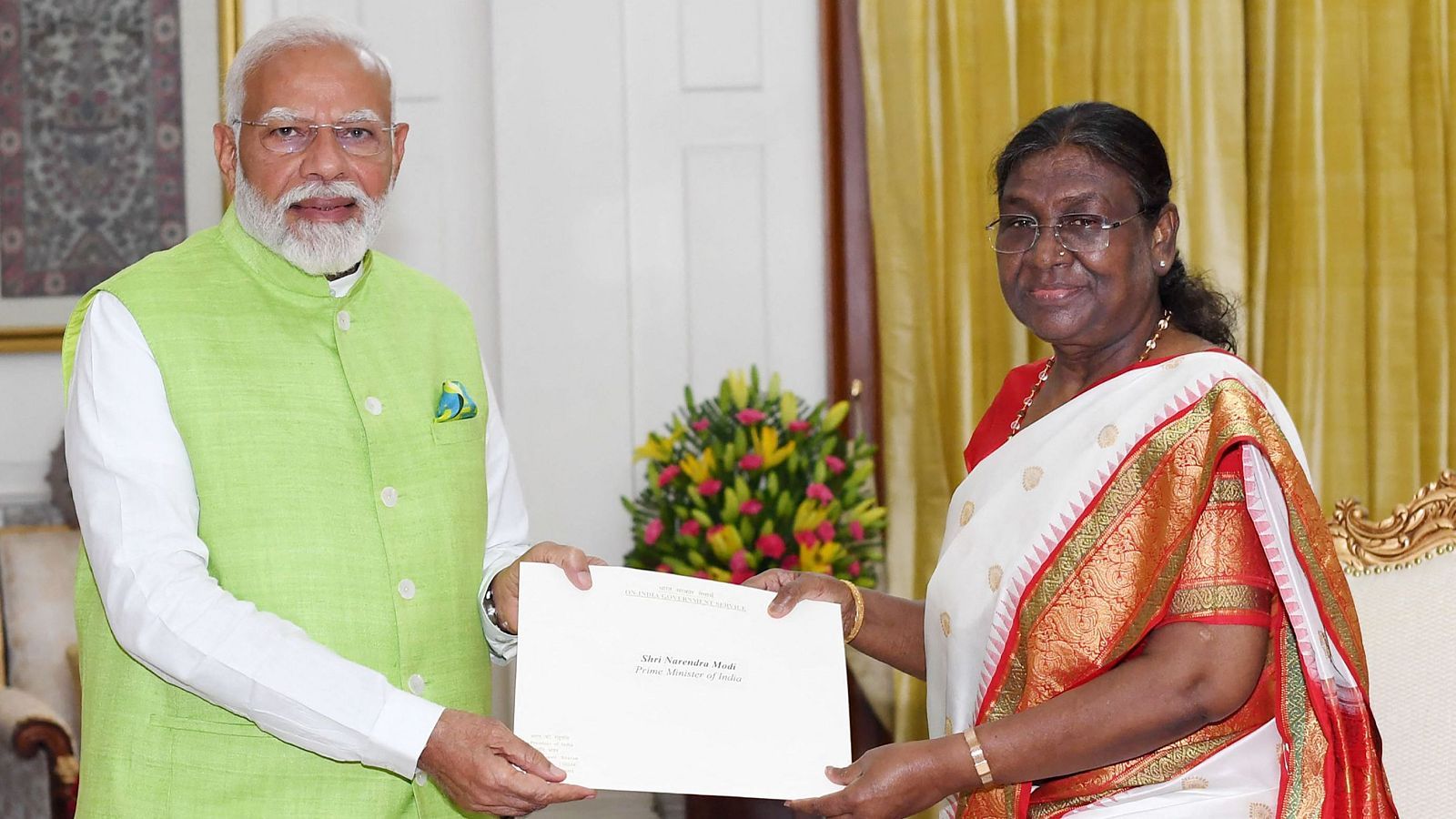 El primer ministro indio, Narendra Modi entrega su renuncia a la presidenta Droupadi Murmu