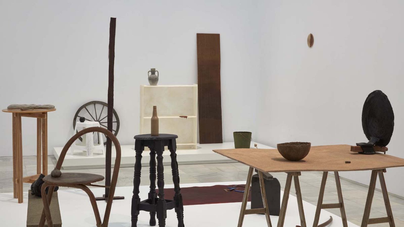 Las obras de Bestué inspiradas en el barrio de Vallecas emulan la estética de un bodegón