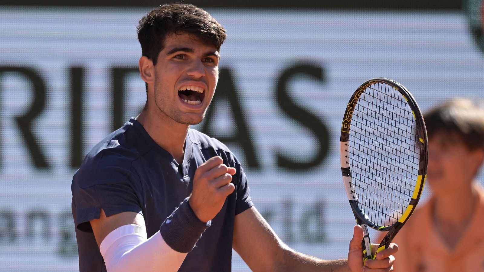 Carlos Alcaraz vence a Jannik Sinner y se mete en la final de Roland Garros.