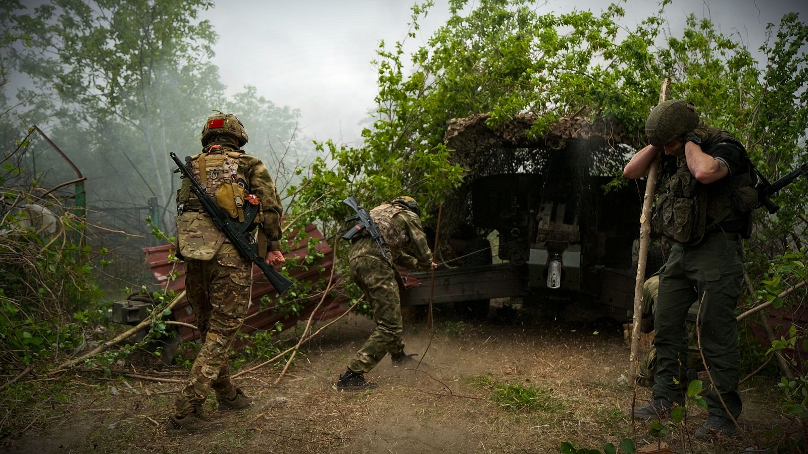 Soldados rusos disparan una pieza de artillería