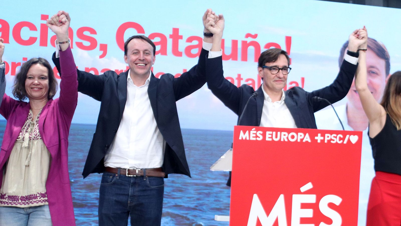 El primer secretari del PSC, Salvador Illa, amb els candidats Javi López i Laura Ballarín celebran la victòria a les eleccions europees del 9-J | ACN