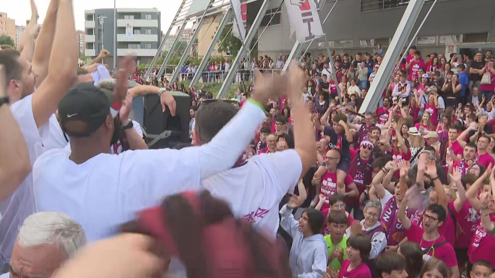 Rua de l'equip per la ciutat de Lleida celebrant l'ascens.