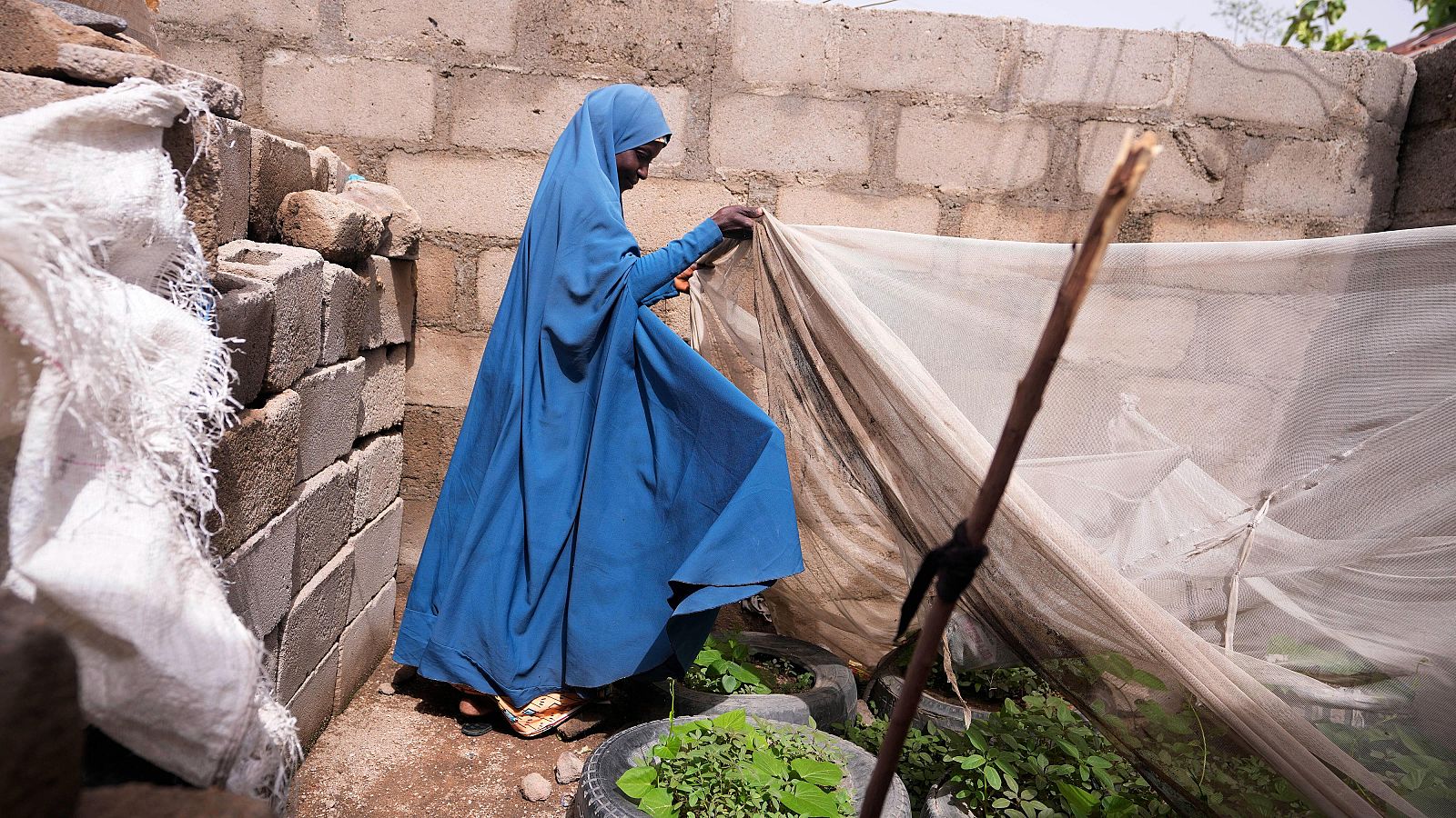 Mujer en su granja en Kaltungo Poshereng, Nigeria.