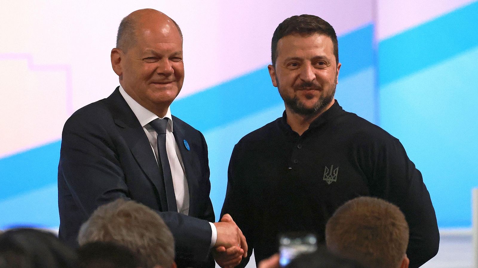 El canciller alemán, Olaf Scholz, y el presidente ucraniano, Volodímir Zelenski durante la Conferencia para la Reconstrucción de Ucrania