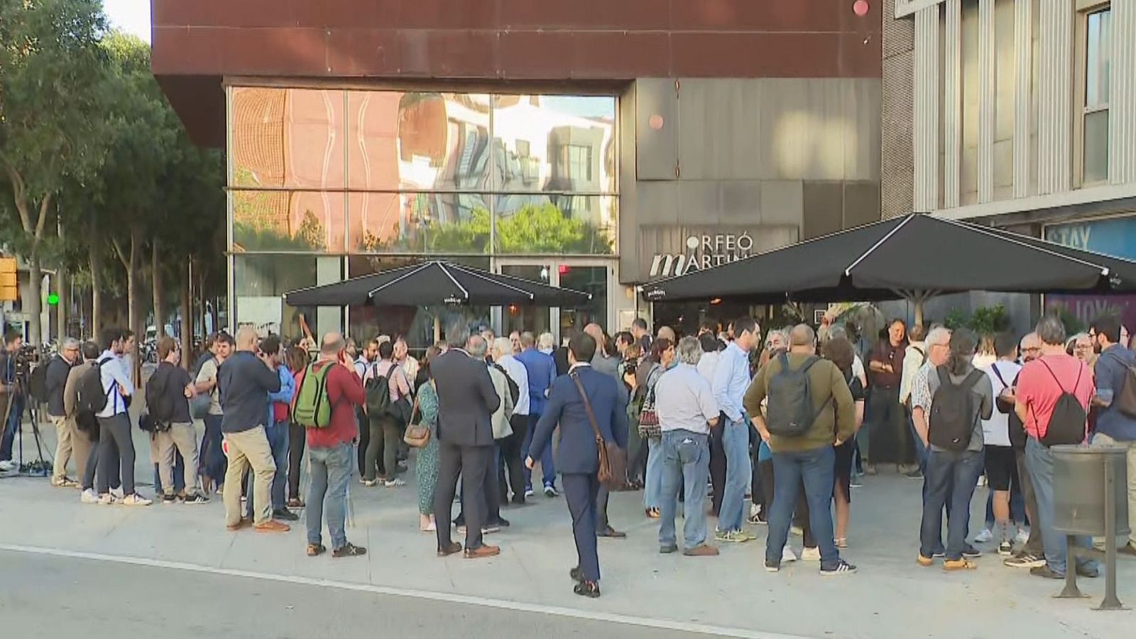 La militància d'ERC a Barcelona espera a les portes de l'Orfeó Martinenc per participar al congres extraordinari
