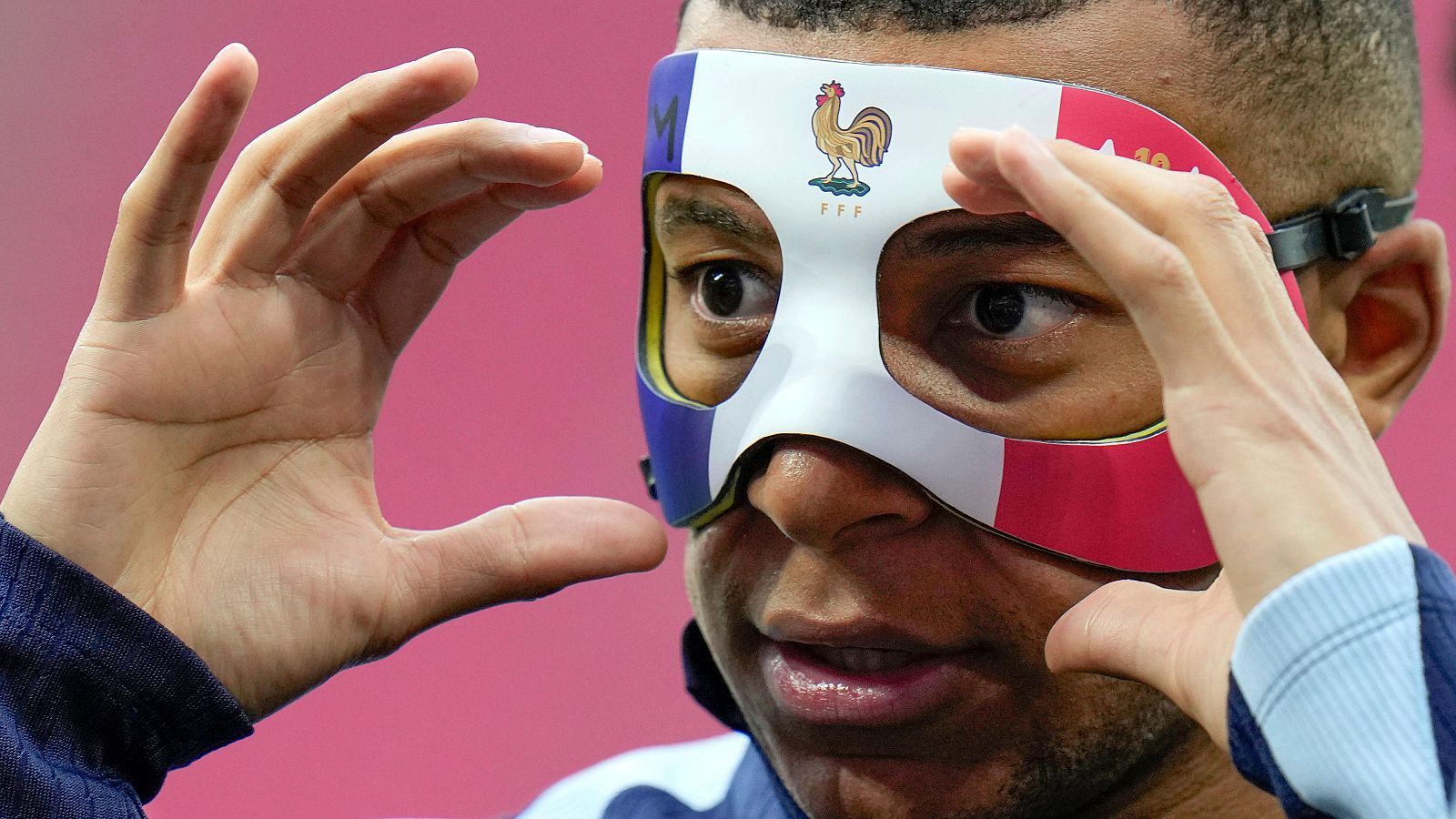 Mbapée con una máscara tras su golpe en la nariz