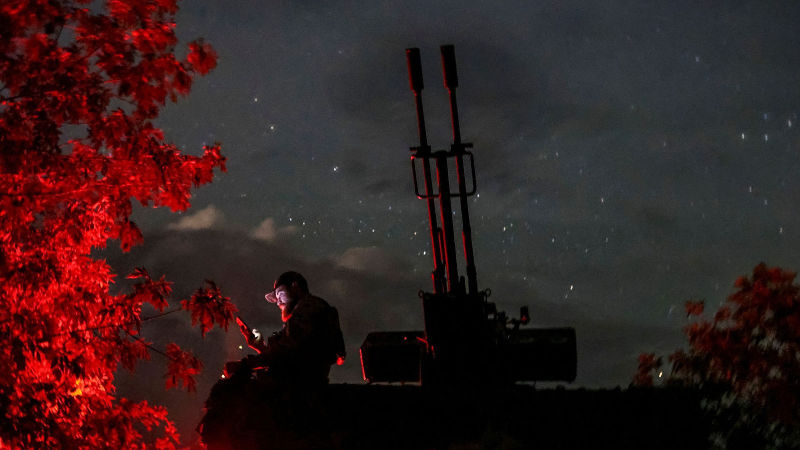Un militar ucraniano utiliza su dispositivo móvil cerca de un cañón antiaéreo ZU-23-2 en la región