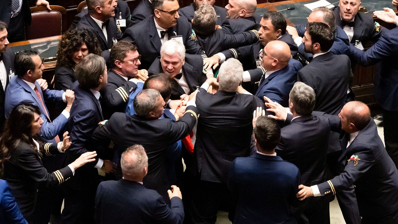 Pelea a puñetazos en el Parlamento italiano