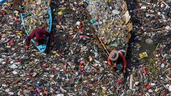 Una travesía por aguas tóxicas: el reto de cientos de voluntarios para limpiar los ríos de Indonesia