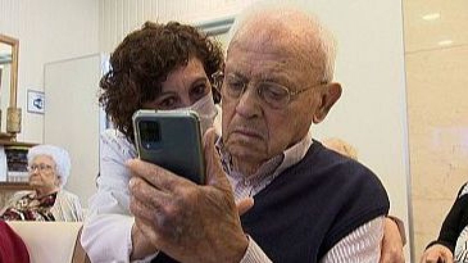 Señor mayor aprendiendo a utilizar el móvil gracias a uno de los cursos de la Junta de Andalucía
