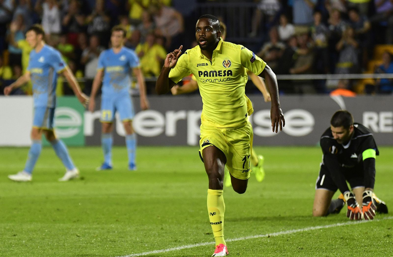 Cedric Bakambu celebra su gol anotado ante el Astana.