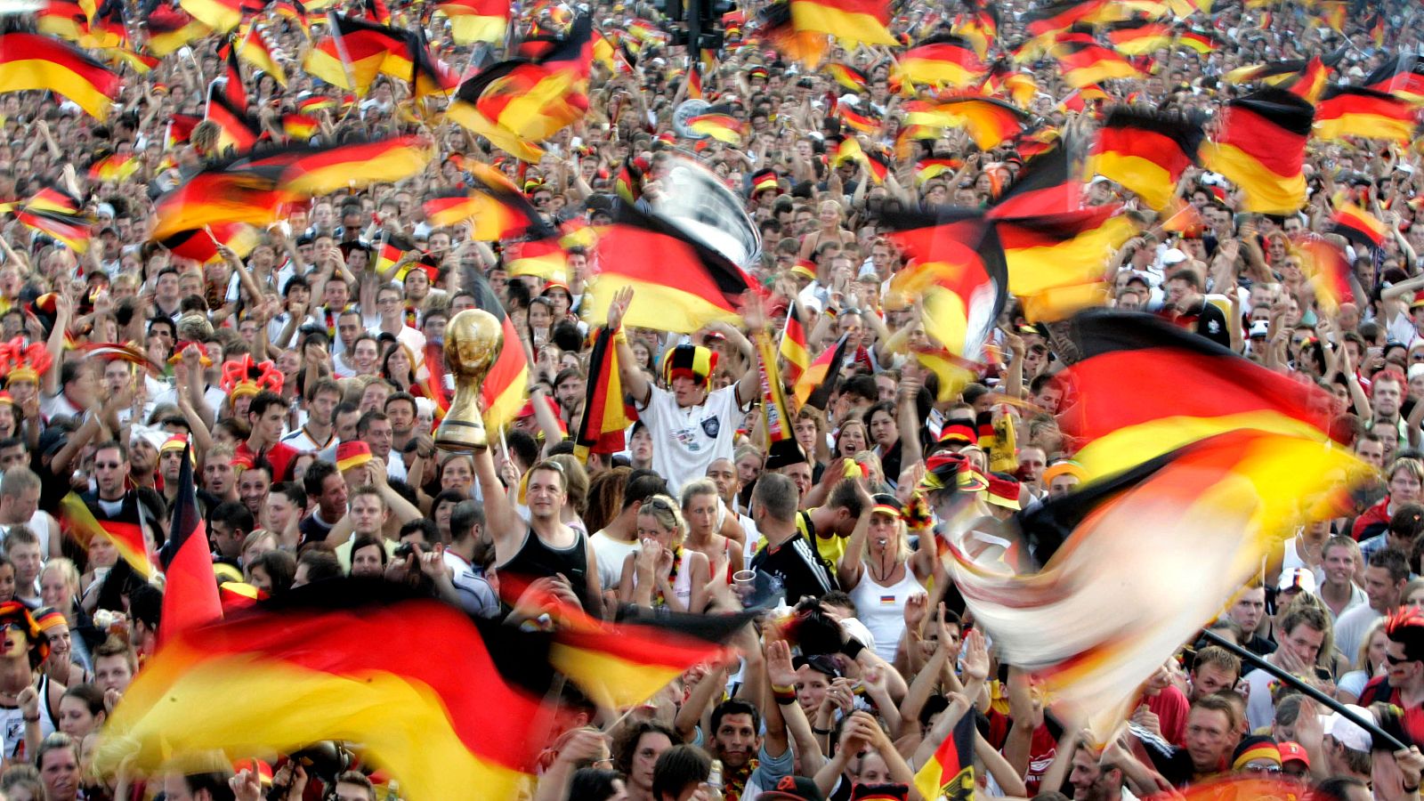 Aficionados de fútbol con banderas alemanas