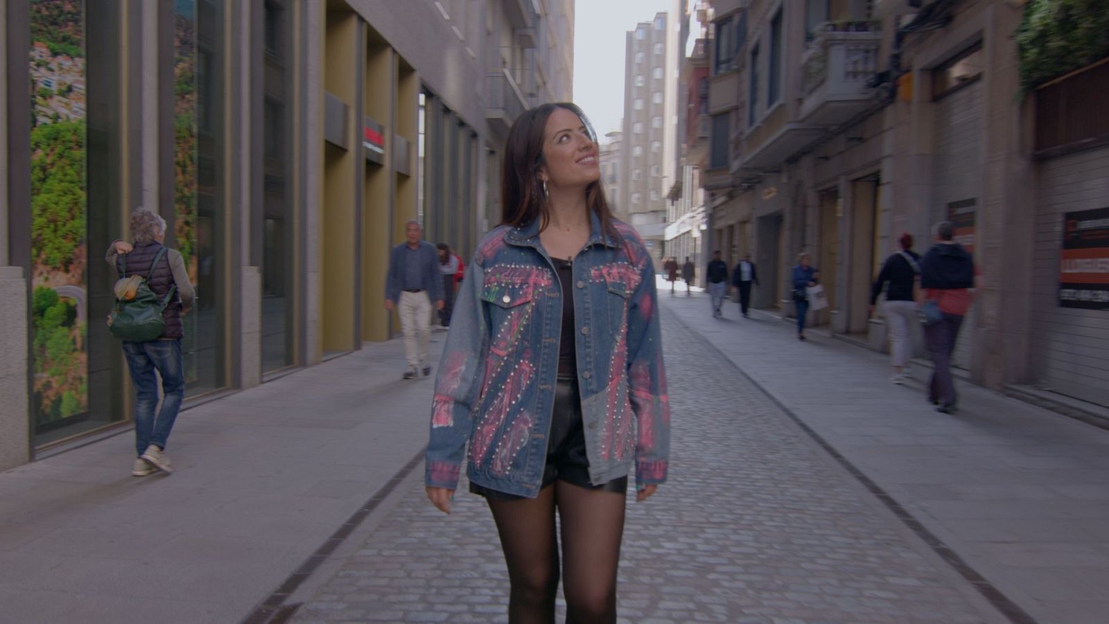 Nerea Sanfe passejant al carrer Cristòfol Grober de Girona