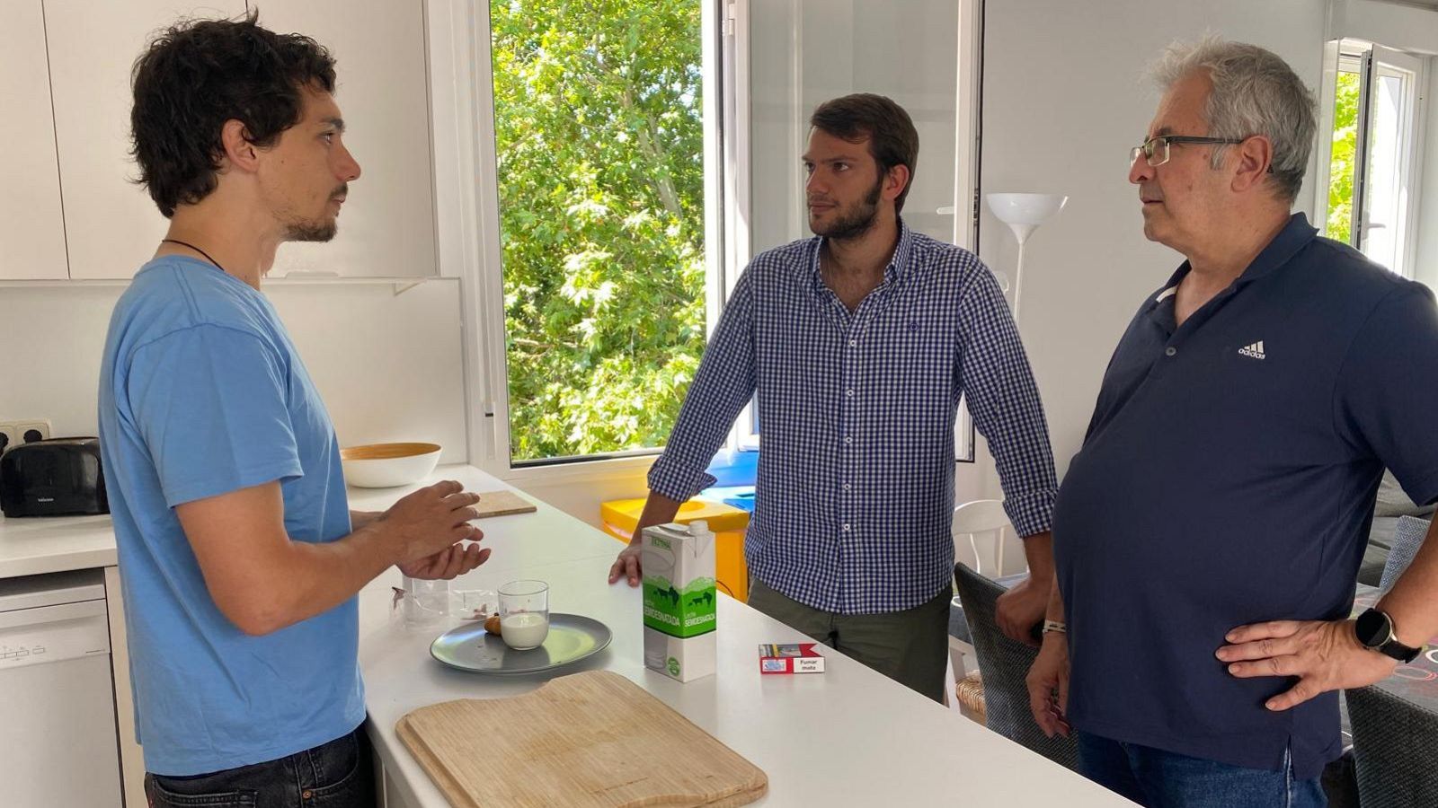 Personas sin hogar y jóvenes voluntarios comparten piso en la Fundación Lázaro