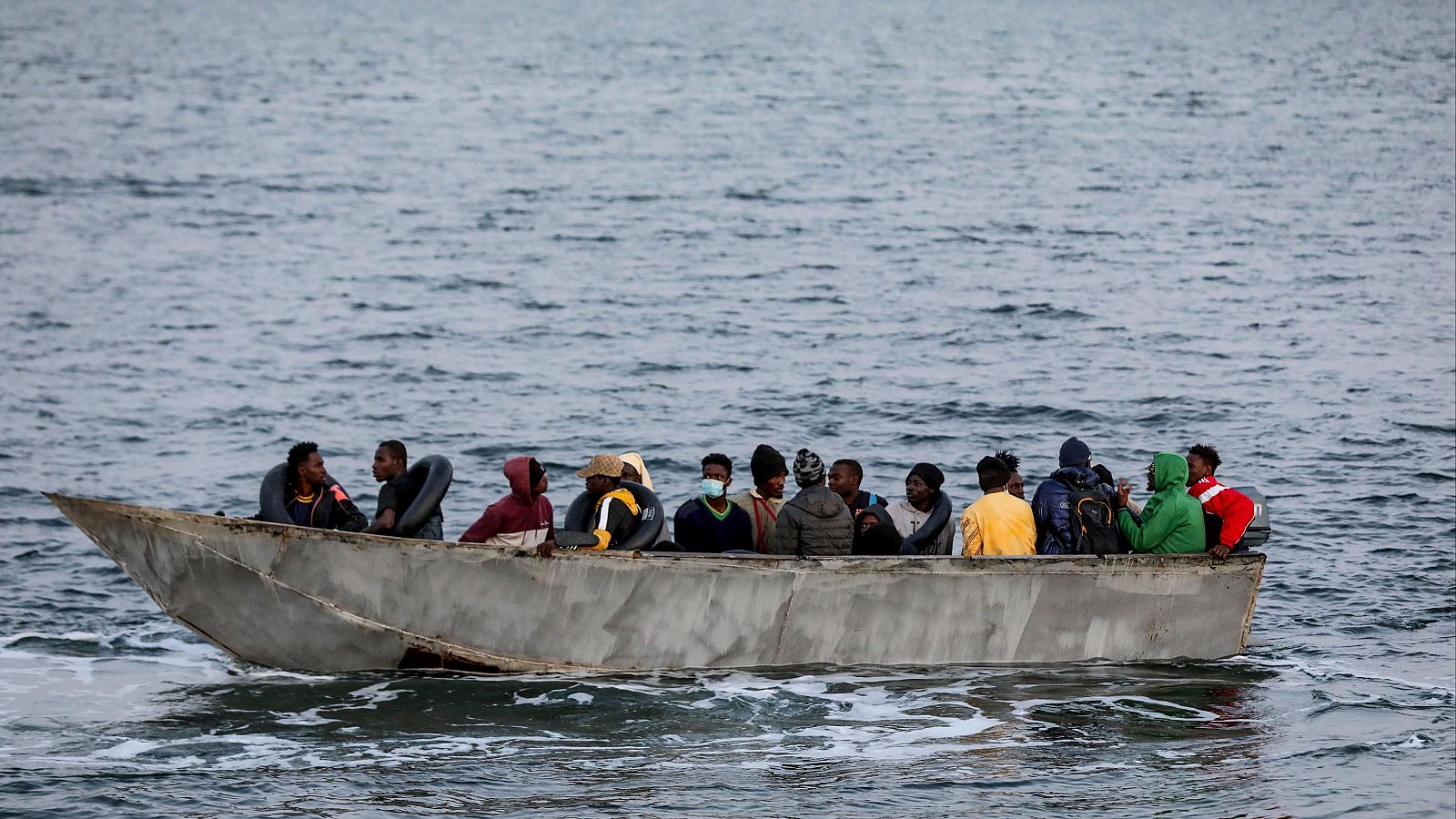 Un cayuco de migrantes irregulares en el Mediterráneo que fueron rescatados por la guardia costera de Túnez.