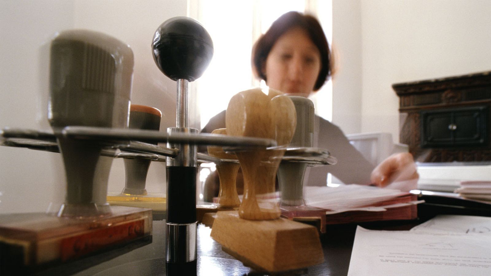 Una funcionaria en su puesto de trabajo