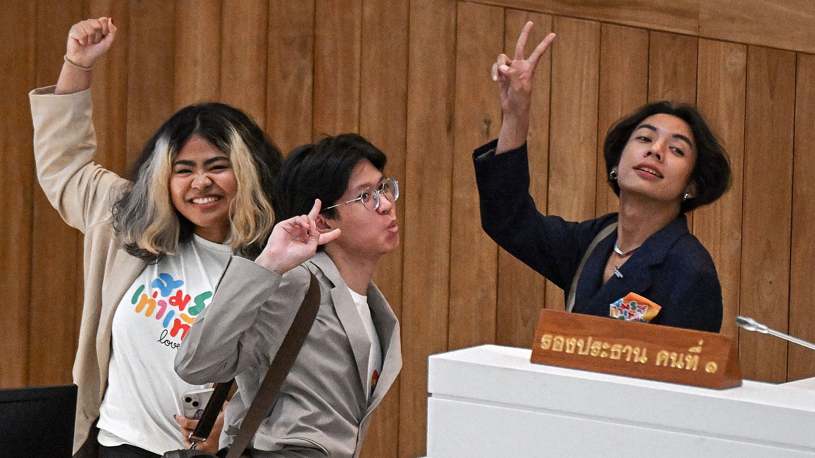 Activistas LGBT celebran en el Parlamento de Tailandia por la legalización del matrimonio del mismo sexo. Lillian Suwanrumpha / AFP