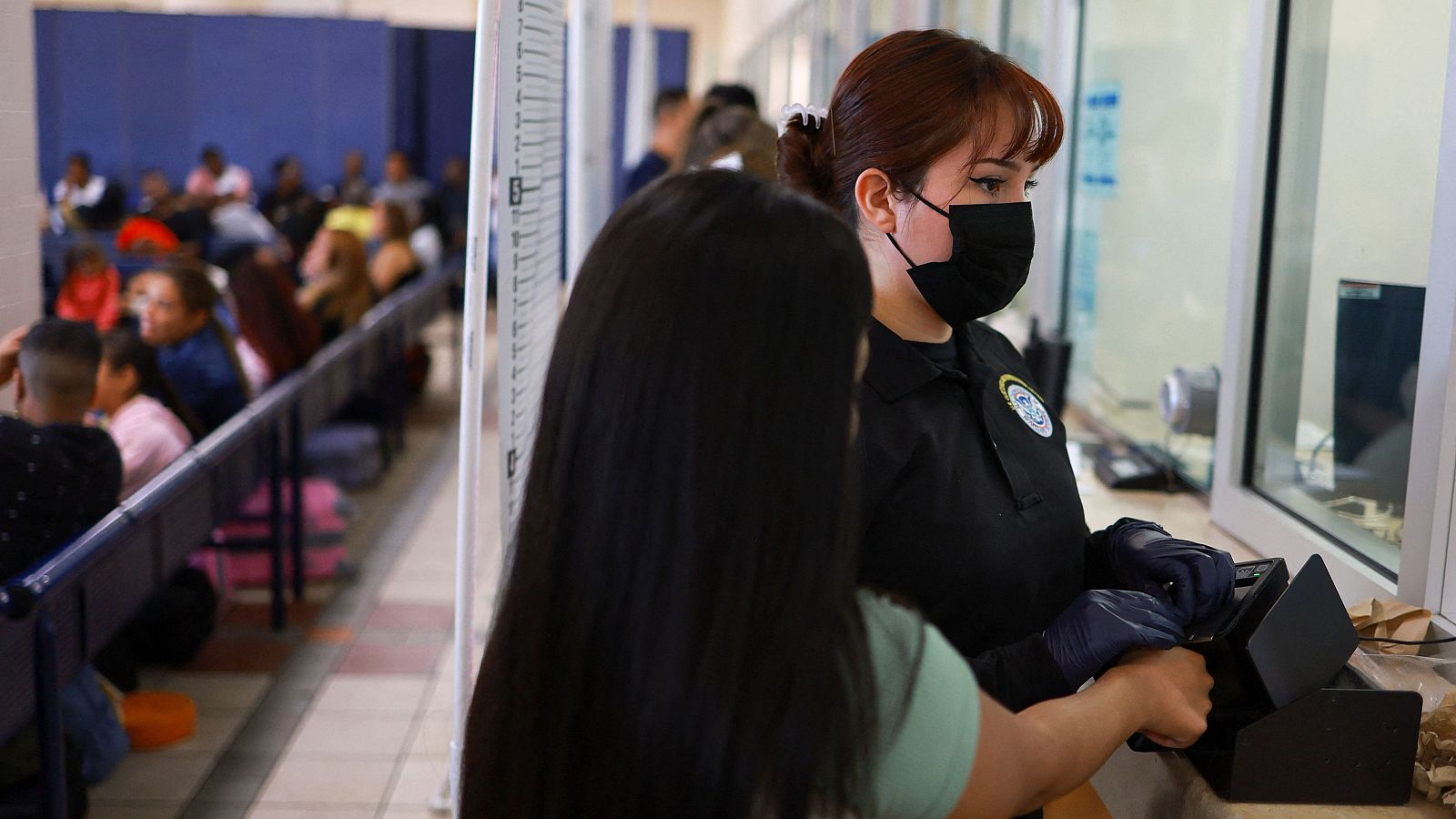 Una funcionaria de la Oficina de Aduanas y Protección Fronteriza de Estados Unidos toma los datos de una inmigrantes. José Luis González / Reuters