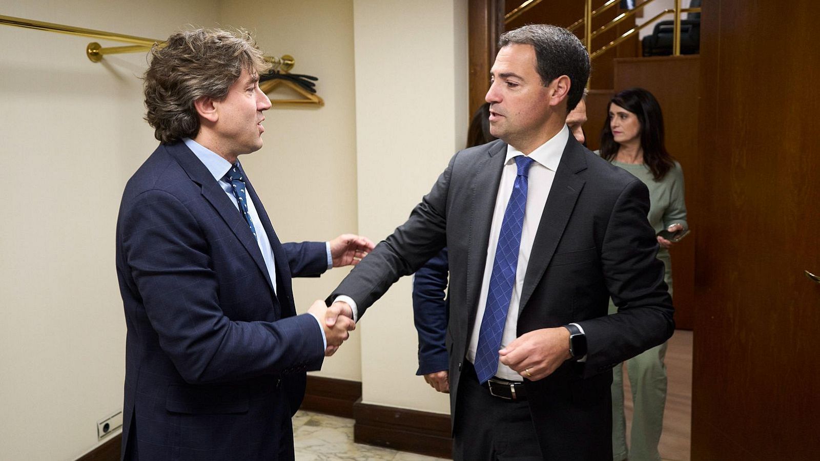 Andueza y Pradales tras sellar el pacto del PSE y el PNV para formar un gobierno de coalición en el País Vasco.