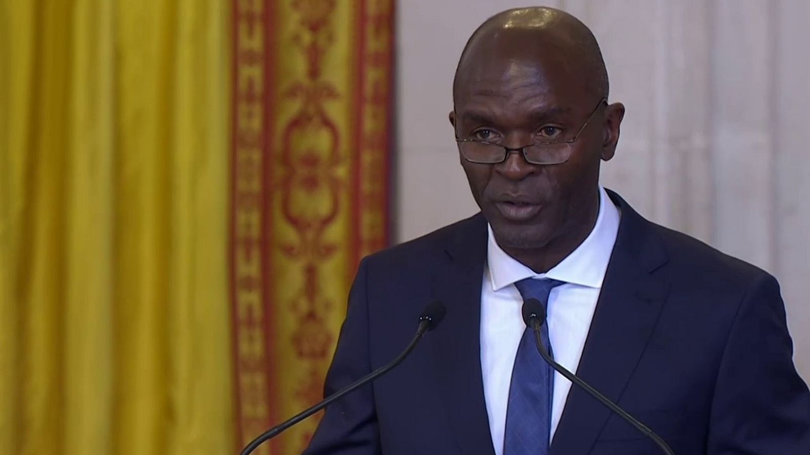 Entrevista a Emilio Buale, maestro de ceremonias en el aniversario de Felipe VI