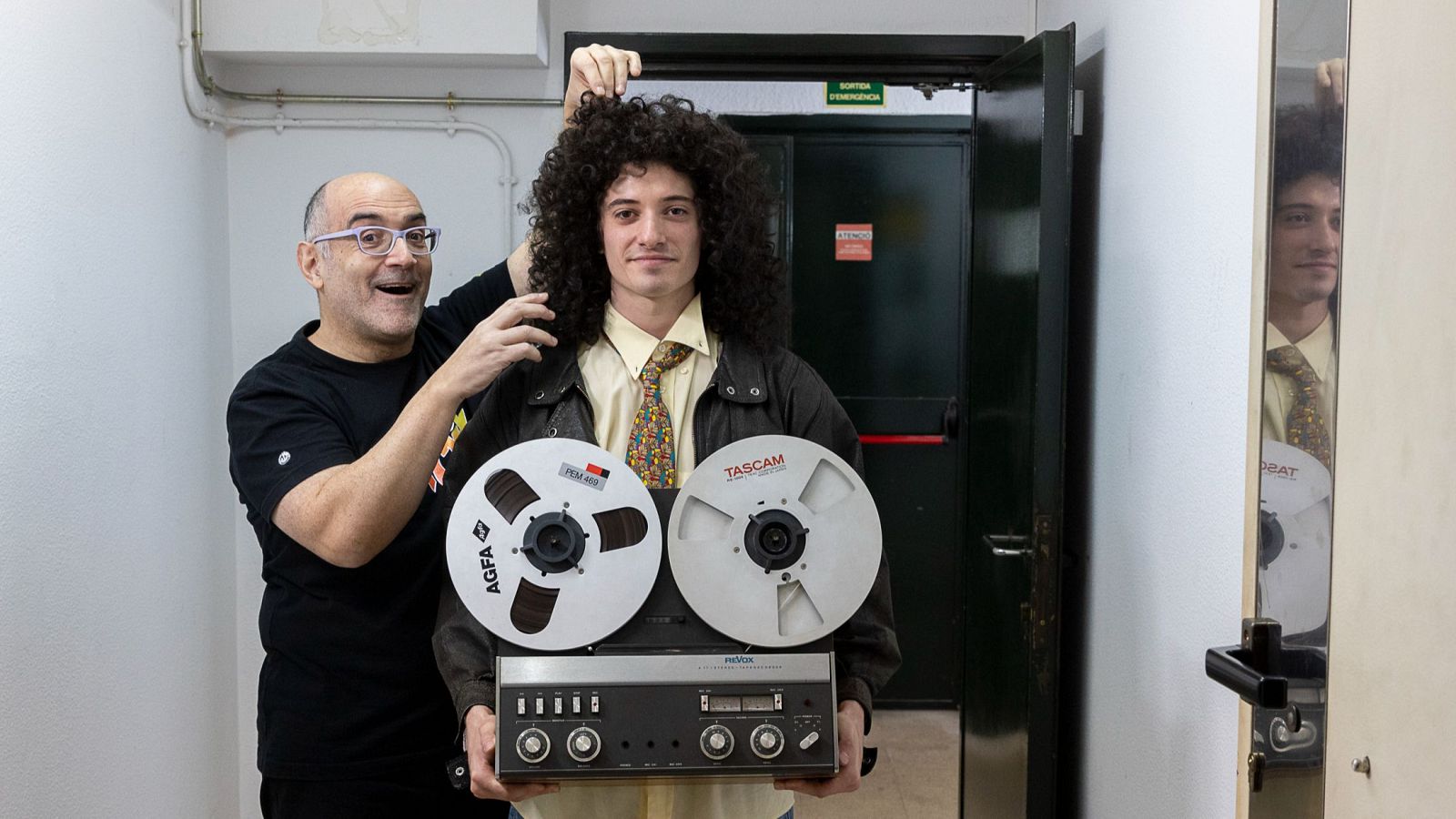 Mike Platinas y el actor que le interpreta en 'Megamix Brutal'