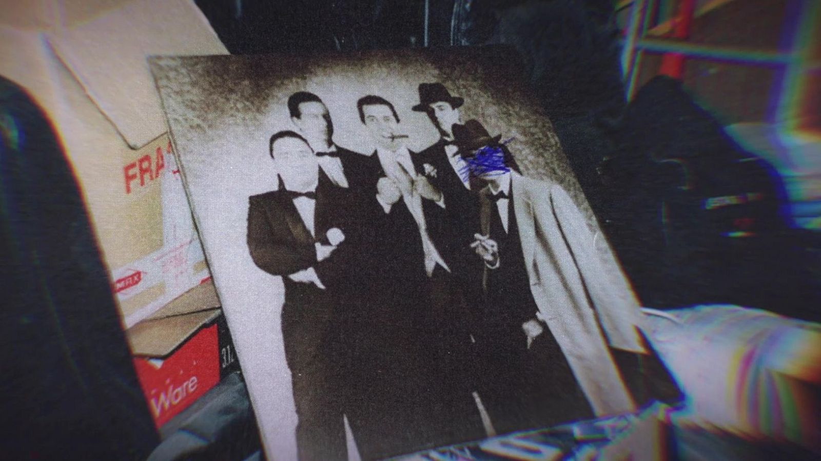 Fotografía del equipo Max Music vestidos de mafiosos con Miquel Degà (tachado)