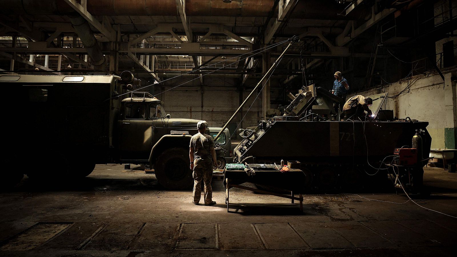 Militares ucranianos de la 24ª brigada mecanizada reparan equipo militar en un lugar no revelado de Ucrania