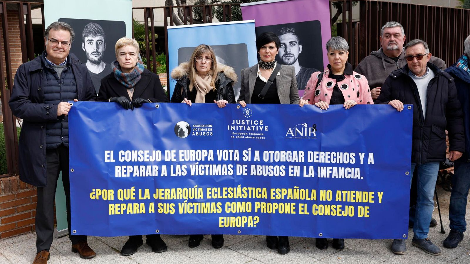Representantes de varias asociaciones de víctimas de abusos en la Iglesia en una concentración frente a la sede de la Conferencia Episcopal (CEE).