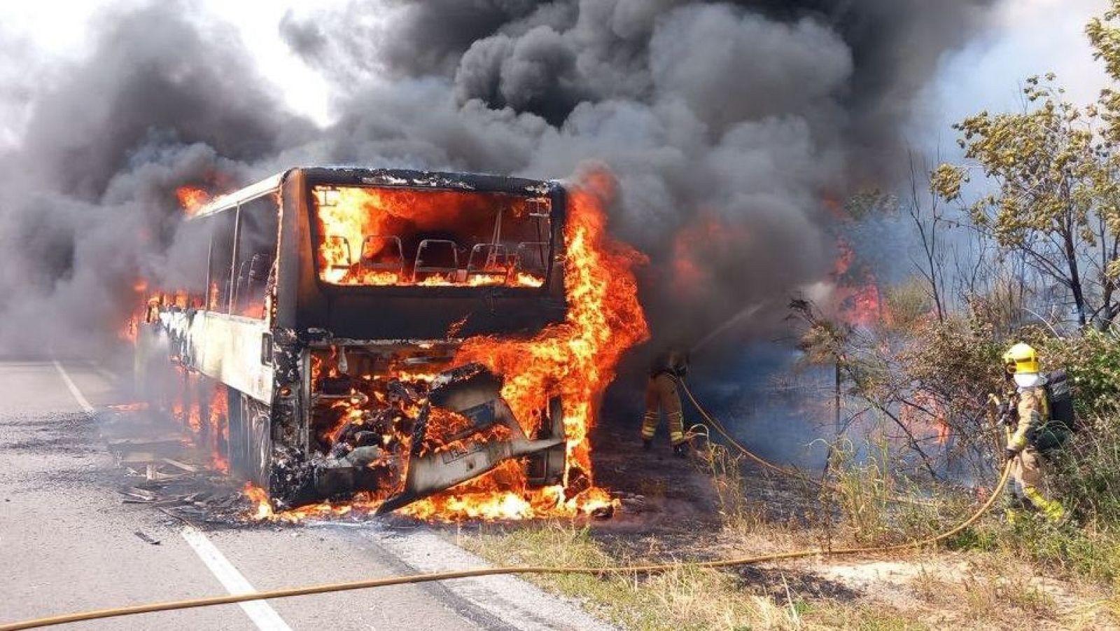 Incendi d'un bus a l'N-240 a Montblanc