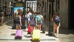 Pisos turísticos, un quebradero de cabeza para muchos vecinos: "El centro pertenece a los turistas"