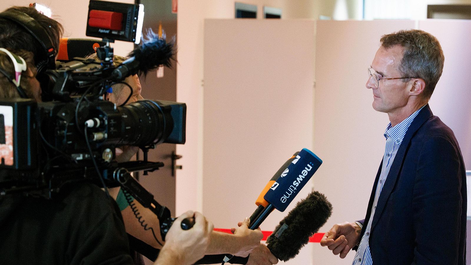 El vicepresidente del Tribunal Regional de Halle, Wolfgang Ehm, habla con los medios de comunicación al comienzo del juicio contra el presidente de Alternativa para Alemania