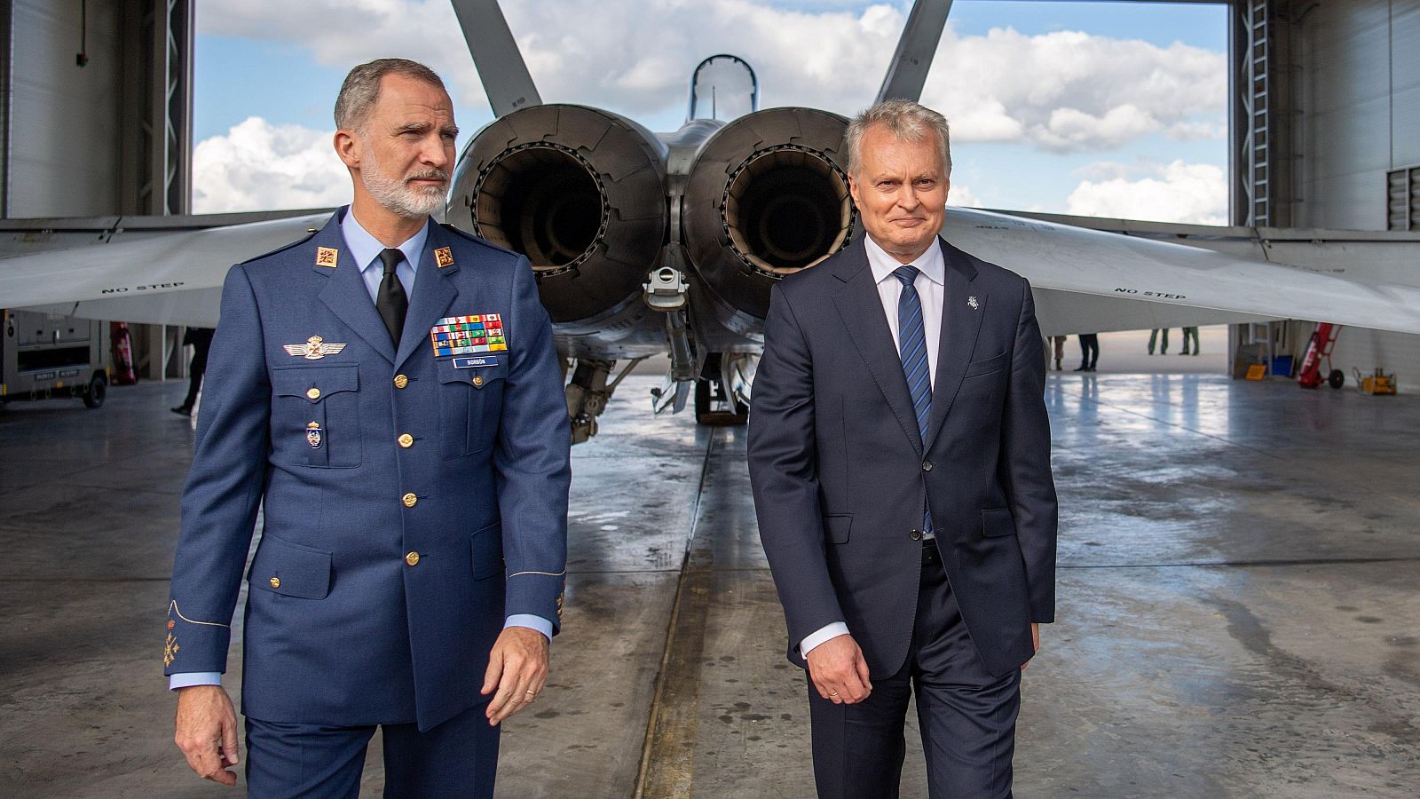 El rey Felipe VI (i) y el presidente lituano Gitanas Nauseda (d) durante su visita a las tropas españolas