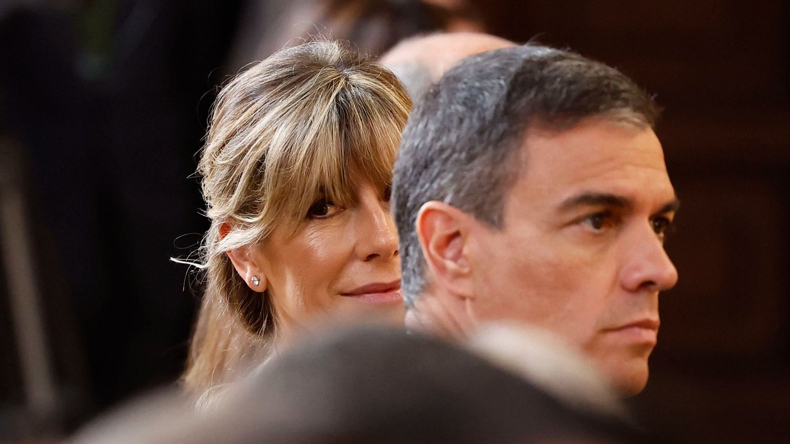 El presidente del gobierno, Pedro Sánchez (d), y su esposa, Begoña Gómez (d), antes de los saludos en el palacio Real durante el décimo aniversario del reinado de Felipe VI