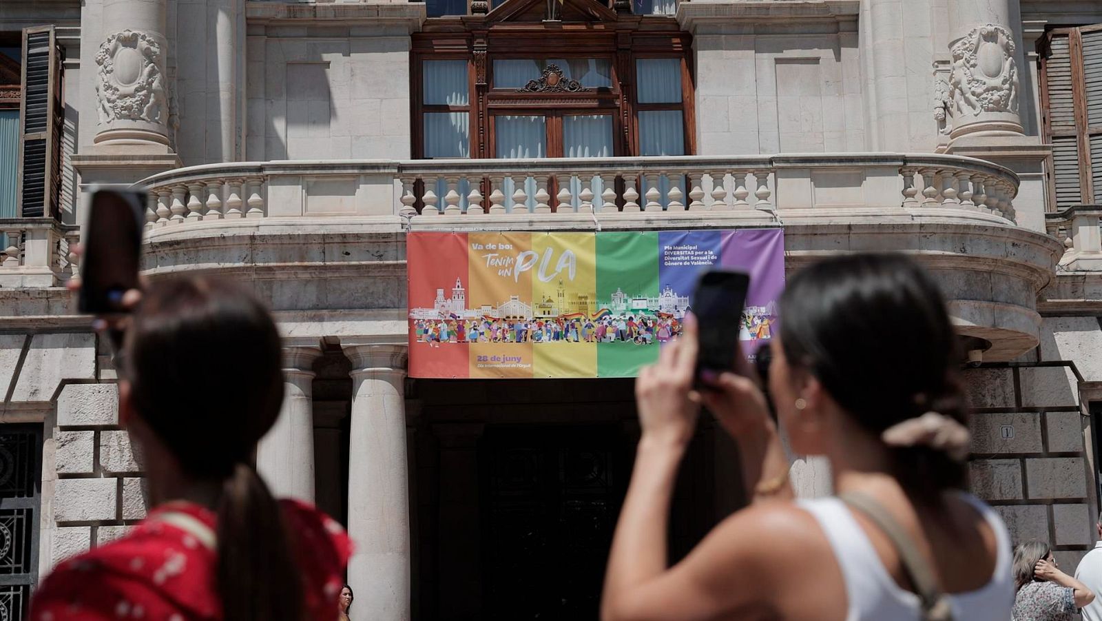 Bandera LGTBI colgada en la fachada del ayuntamiento de Valencia en junio de 2023